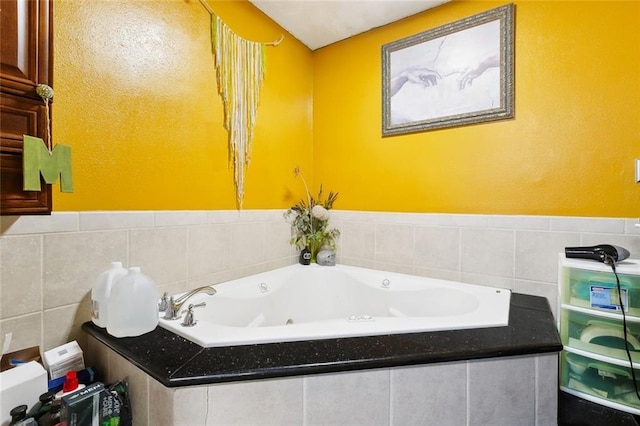 3931 S Post Oak Ave, New Orleans, LA 70131 - bathroom with a jetted tub