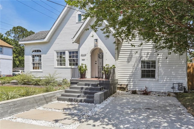 view of front of property featuring a patio