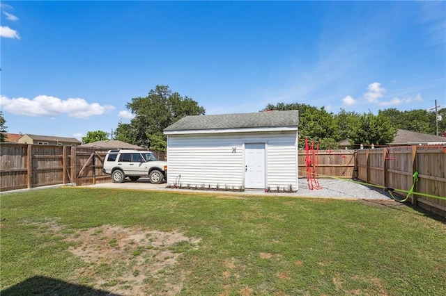 view of yard with an outbuilding