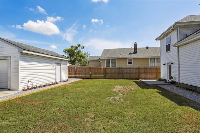 view of yard with an outbuilding