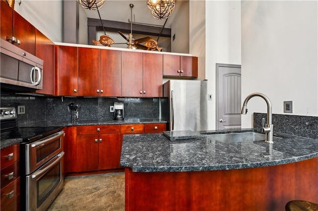 920 Poeyfarre St Unit 109, New Orleans, LA 70130 - kitchen with stainless steel appliances, a sink, ceiling fan, backsplash, and a peninsula
