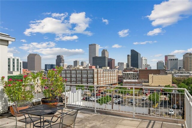 920 Poeyfarre St Unit 109, New Orleans, LA 70130 - balcony with a view of skyline