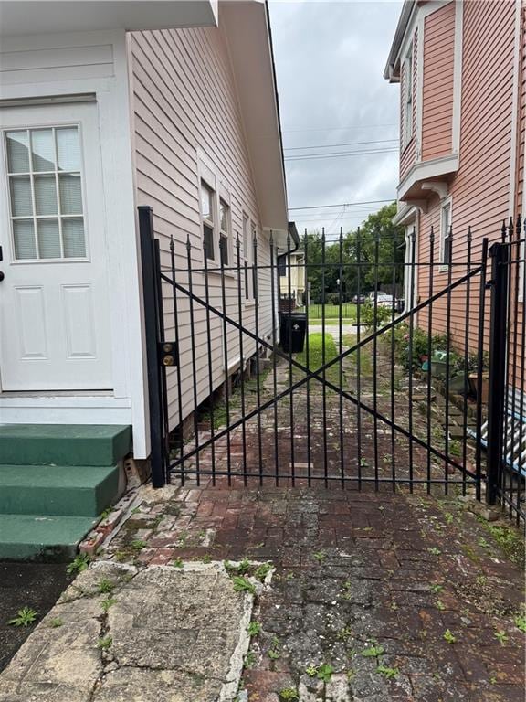 2522 Robert St, New Orleans, LA 70115 - gate with entry steps and fence