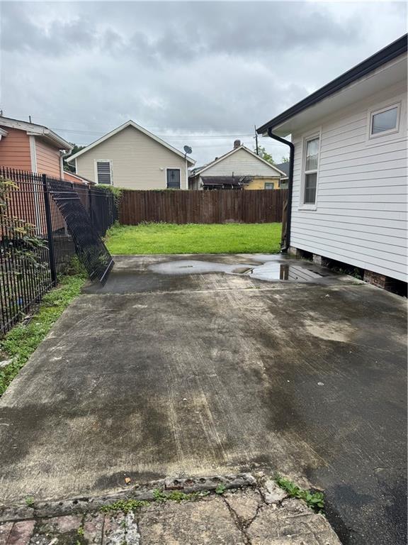2522 Robert St, New Orleans, LA 70115 - view of yard featuring a patio area