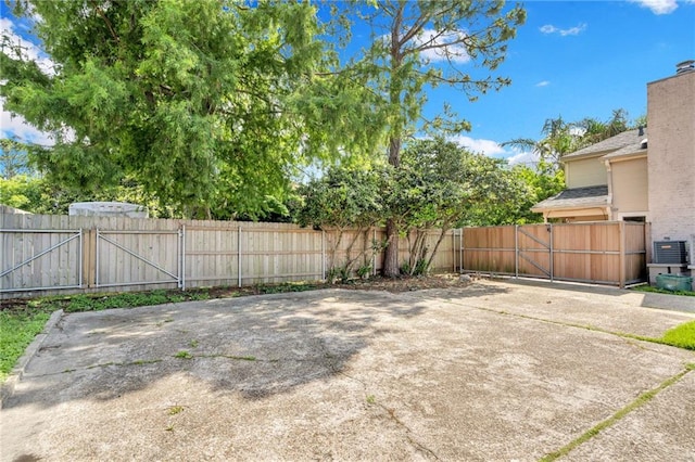 343 Lake Ave, Metairie, LA 70005 - fenced backyard featuring a gate