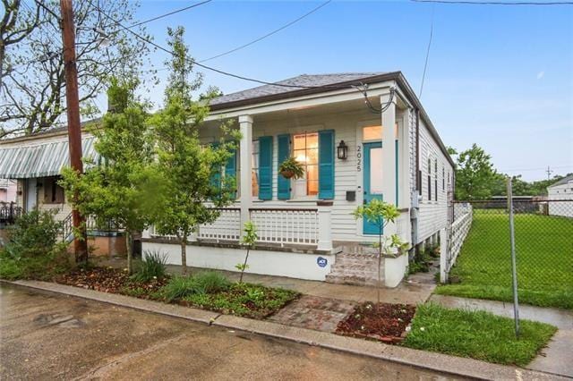 2025 First St, New Orleans, LA 70113 - view of front facade featuring a porch