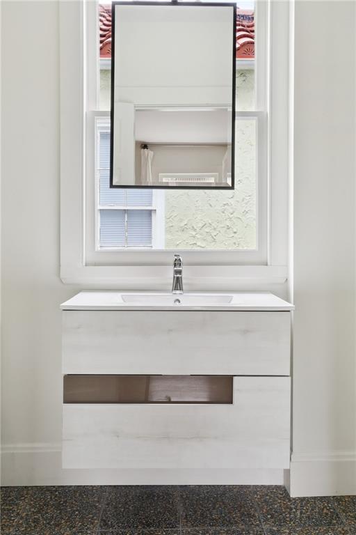 1729 Prytania St, New Orleans, LA 70130 - detailed view of a sink and baseboards