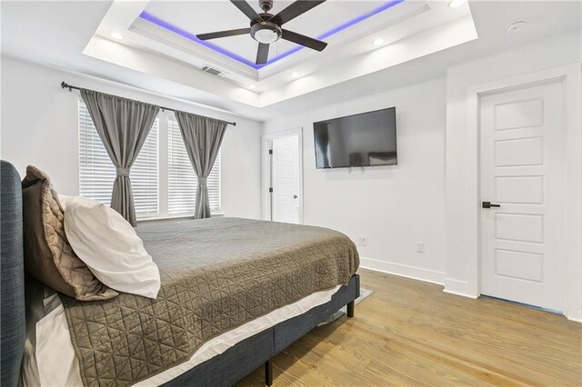 5320 Wickfield Dr, New Orleans, LA 70122 - bedroom with a tray ceiling, wood finished floors, baseboards, recessed lighting, and ceiling fan