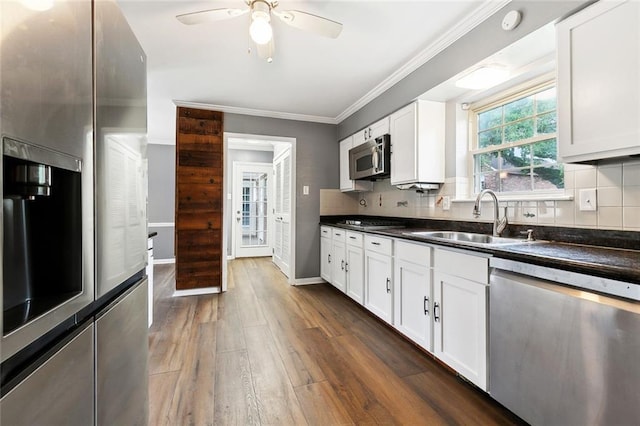 3501 Pin Oak Ave, New Orleans, LA 70131 - kitchen with stainless steel appliances, a sink, dark countertops, a ceiling fan, and ornamental molding