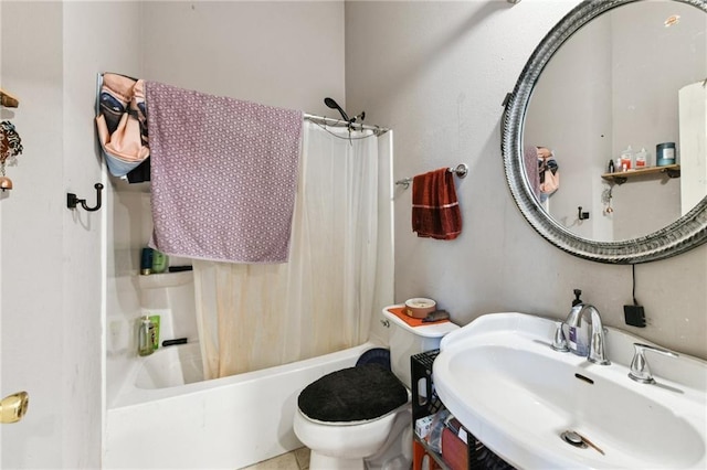 full bathroom featuring a sink, toilet, and shower / bathtub combination with curtain