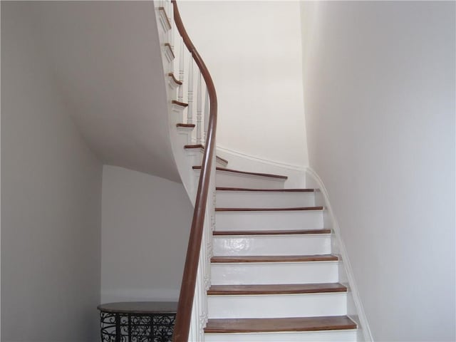 2026 Camp St, New Orleans, LA 70130 - view of staircase