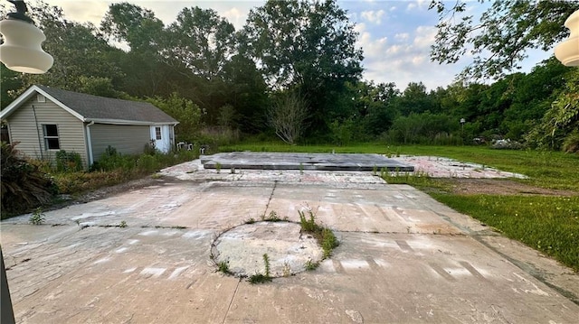 view of swimming pool