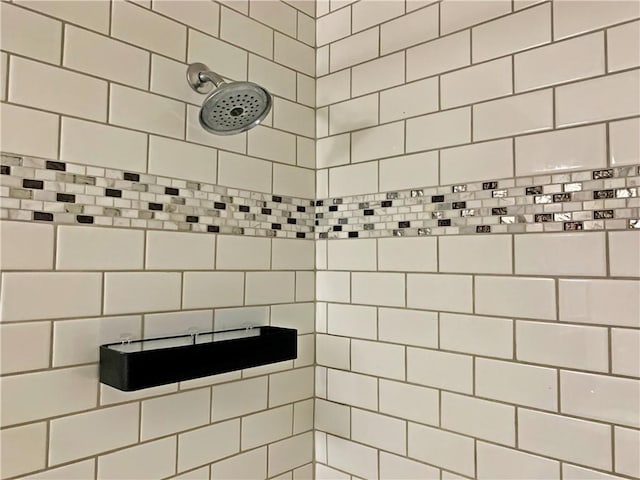 bathroom featuring tiled shower
