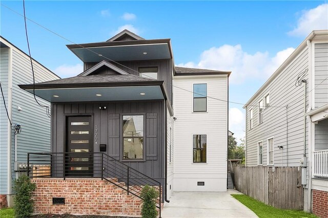 172224 St Ann St, New Orleans, LA 70116 - contemporary home featuring crawl space, fence, and board and batten siding