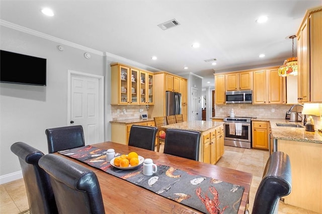 dining area featuring ornamental molding, light tile patterned floors, recessed lighting, and baseboards