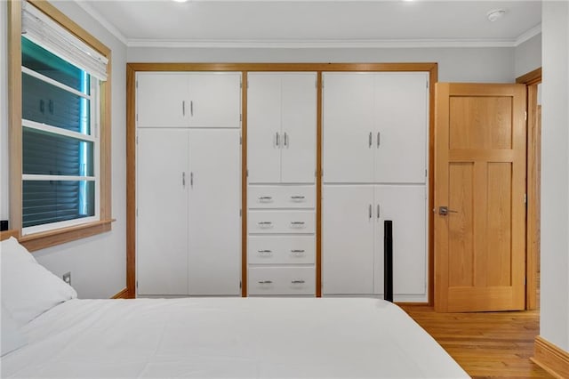 401 Riverdale Dr, Jefferson, LA 70121 - bedroom featuring wood finished floors, ornamental molding, and a closet