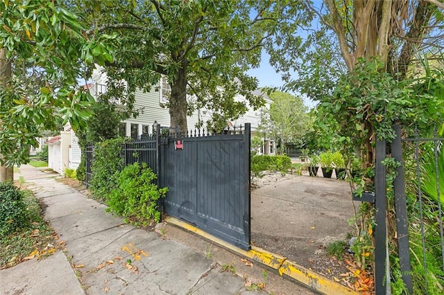 1612 Milan St, New Orleans, LA 70115 - gate featuring fence