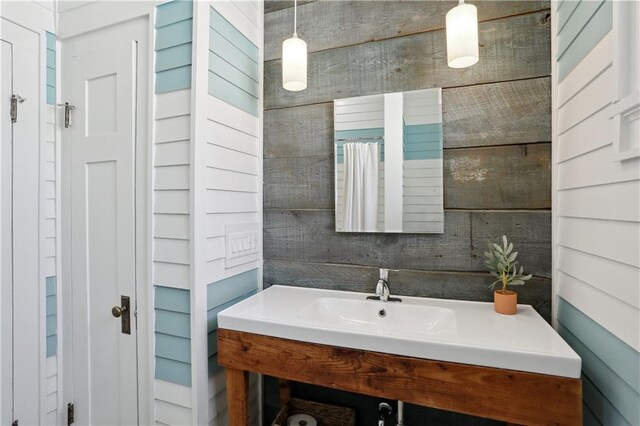 7715 Panola St, New Orleans, LA 70118 - bathroom featuring vanity
