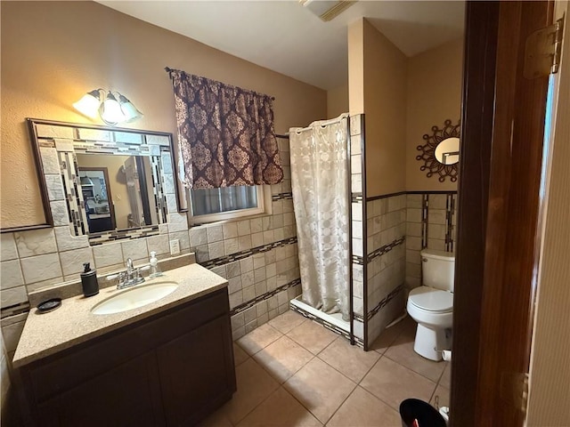 2820 Annette St, New Orleans, LA 70119 - full bath featuring tile walls, toilet, tile patterned floors, a shower with shower curtain, and vanity