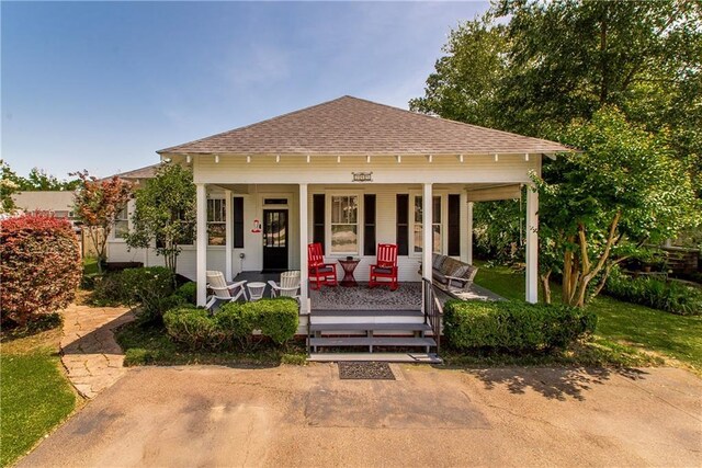 245 E Oak St, Ponchatoula, LA 70454 - view of front of property with roof with shingles and a porch