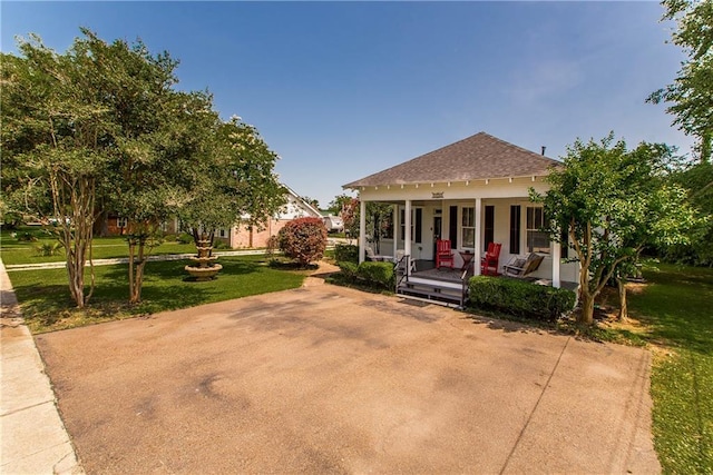 245 E Oak St, Ponchatoula, LA 70454 - view of front of house with covered porch, a shingled roof, and a front lawn