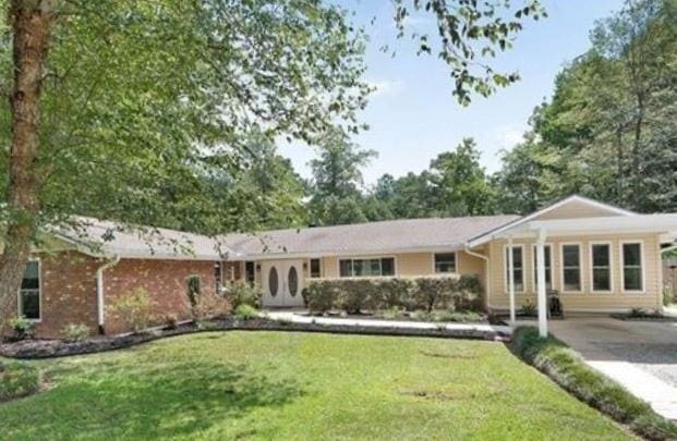 72412 Opelousas St, Covington, LA 70435 - ranch-style home featuring driveway, a front yard, and an attached carport
