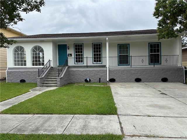 564 Oakwood Dr, Gretna, LA 70056 - ranch-style house featuring a porch, a front lawn, and roof with shingles