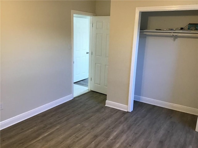 564 Oakwood Dr, Gretna, LA 70056 - unfurnished bedroom featuring dark wood-type flooring, baseboards, and a closet