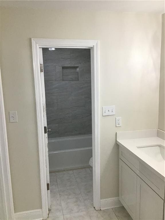564 Oakwood Dr, Gretna, LA 70056 - full bath with vanity, baseboards, toilet, and shower / washtub combination