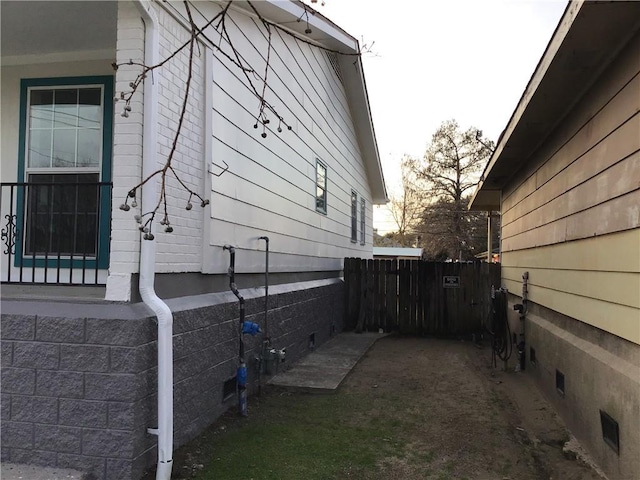 564 Oakwood Dr, Gretna, LA 70056 - view of side of property featuring fence