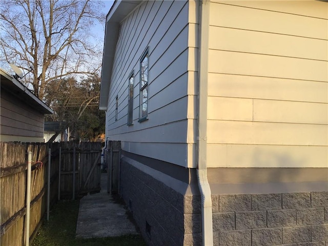 564 Oakwood Dr, Gretna, LA 70056 - view of home's exterior featuring fence