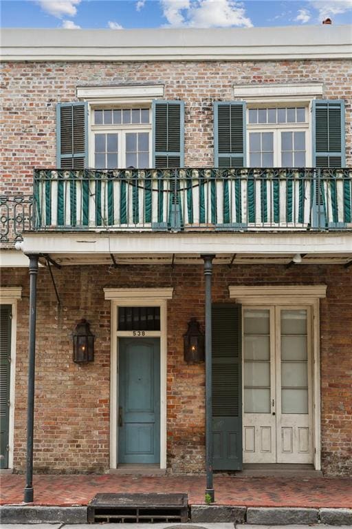538 Governor Nicholls St, New Orleans, LA 70116 - doorway to property featuring brick siding and a balcony