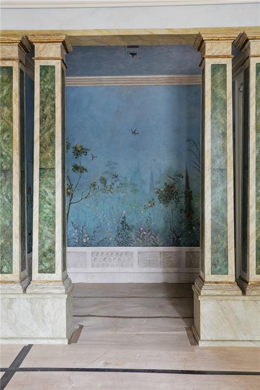 538 Governor Nicholls St, New Orleans, LA 70116 - detailed view of wallpapered walls and decorative columns