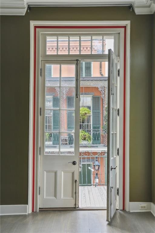 538 Governor Nicholls St, New Orleans, LA 70116 - entryway featuring baseboards