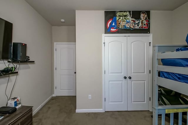 bedroom featuring carpet floors, baseboards, and a closet