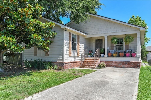 5517 N Rampart St, New Orleans, LA 70117 - bungalow-style house featuring a porch and a front yard