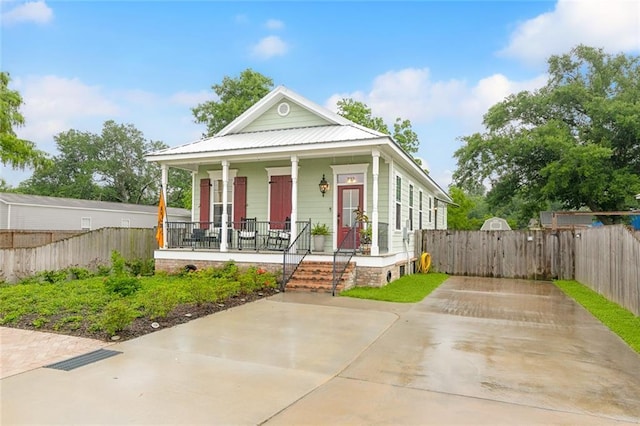 722 Luling Ave, Luling, LA 70070 - shotgun-style home with a porch and fence