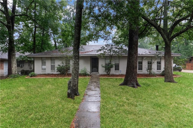 154 Oakwood Dr, Mandeville, LA 70448 - ranch-style house featuring a front yard