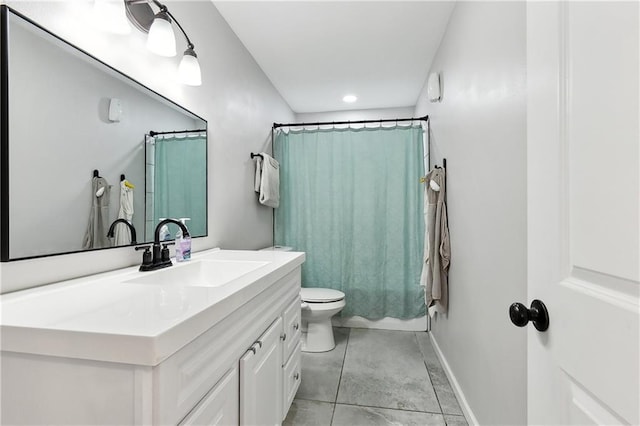 1931 Farmington Pl, Terrytown, LA 70056 - bathroom featuring toilet, vanity, recessed lighting, shower / tub combo with curtain, and baseboards