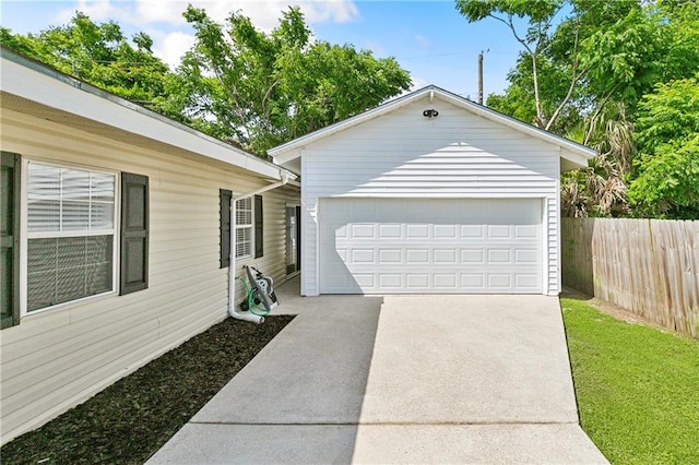 1931 Farmington Pl, Terrytown, LA 70056 - garage with fence