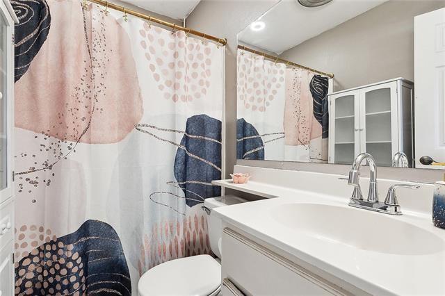 313 Celeste Ave, River Ridge, LA 70123 - full bath featuring toilet, vanity, and curtained shower
