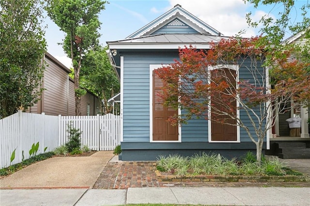 724 Constantinople St, New Orleans, LA 70115 - view of outbuilding