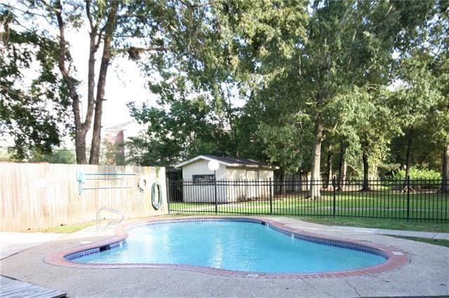 717 Heavens Dr Unit 4, Mandeville, LA 70471 - view of pool