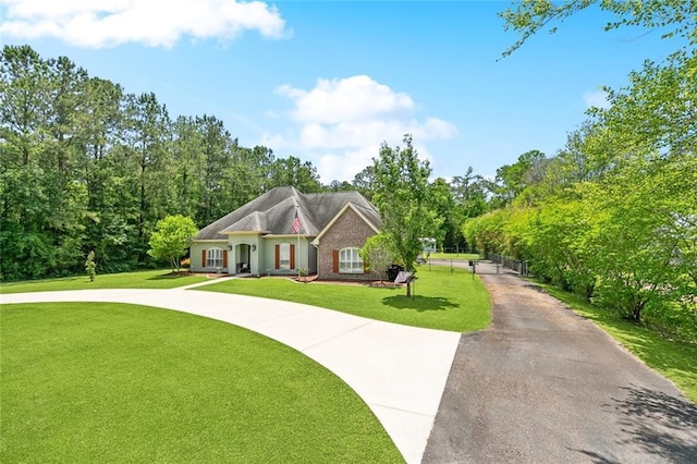 69359 6th Ave, Covington, LA 70433 - view of front of house featuring curved driveway and a front yard
