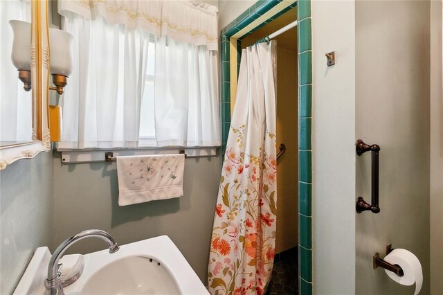 16 Ravan Ave, Harahan, LA 70123 - full bathroom featuring a sink and tiled shower
