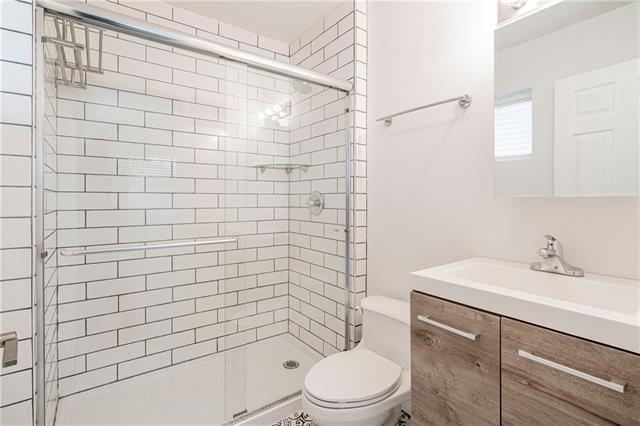 9004 Camille Ct, River Ridge, LA 70123 - full bath featuring toilet, a shower stall, and vanity