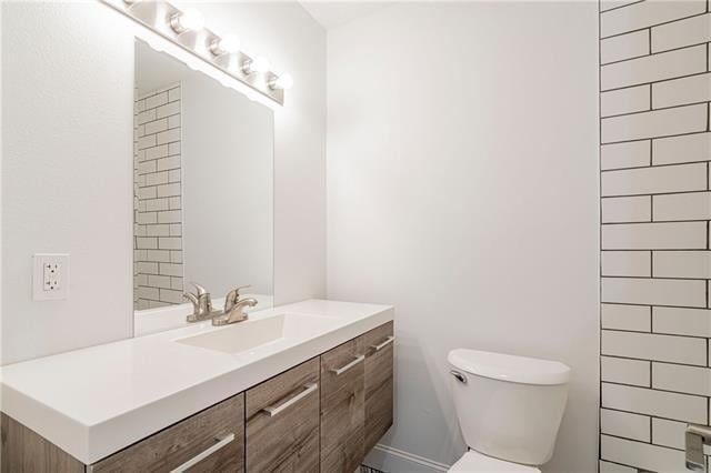 9004 Camille Ct, River Ridge, LA 70123 - bathroom with toilet and vanity