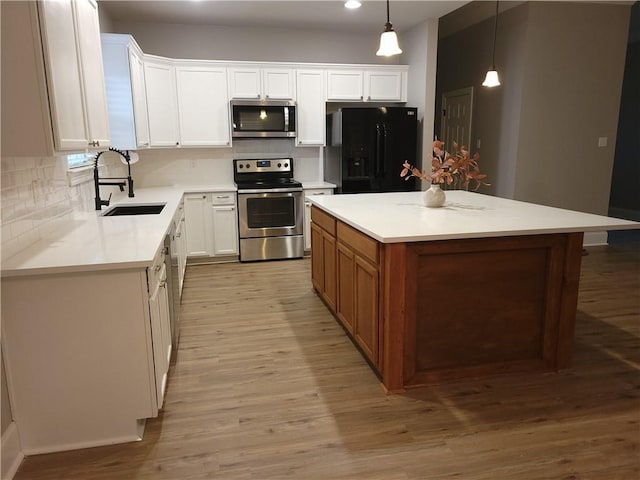 40153 Maison Lafitte Blvd, Ponchatoula, LA 70454 - kitchen featuring stainless steel appliances, backsplash, light wood-type flooring, a kitchen island, and recessed lighting