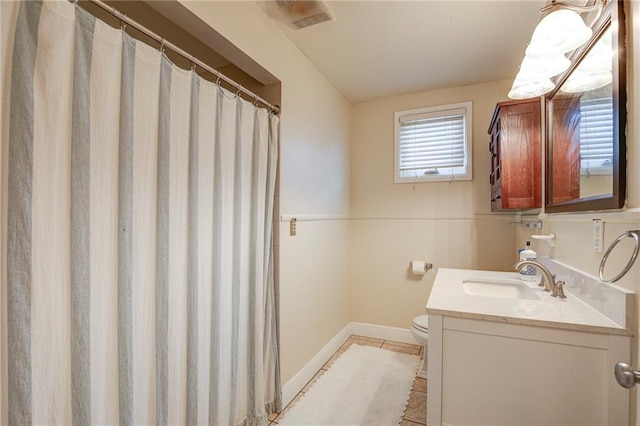 401 Hesper Ave, Metairie, LA 70005 - full bath with baseboards, toilet, vanity, and a shower with shower curtain
