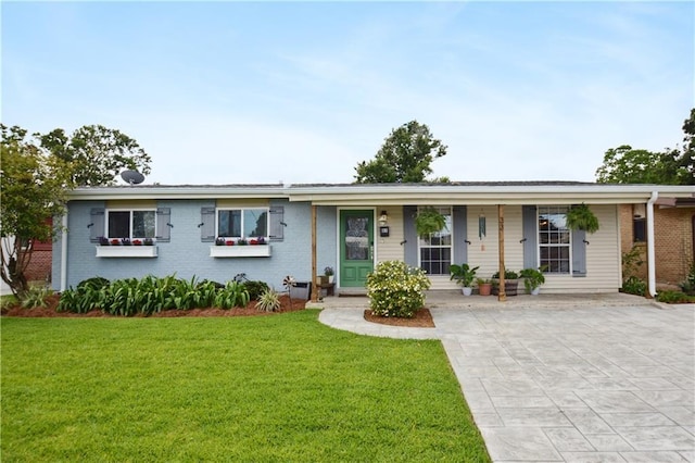 33 Caribou Ct, Metairie, LA 70003 - single story home featuring a front yard, concrete driveway, and brick siding